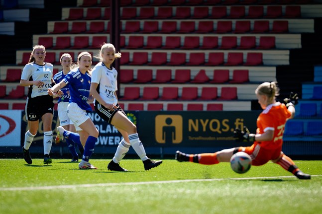 Tessa Perttula placerade in 1–0-målet bakom Annu Korhonen.