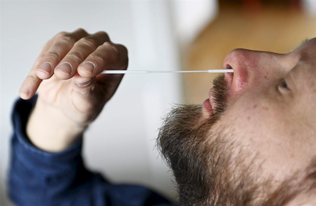 Ett antigentest identifierar smittan bäst när det har gått högst 5 dagar sedan symtomen började, uppger Institutet för hälsa och välfärd.
