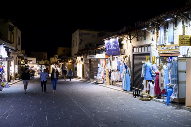 Så här års brukar det vara trångt på turiststråken i den gamla delen av Rhodos stad. Men säsongen har inte kommit i gång och flera av Evangelia Fotakis grannar har ännu inte öppnat inför sommaren. Vissa butiker har också gått omkull i pandemin.