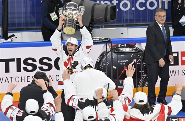 Kanada förlorade fyra av sju matcher i gruppspelet, krånglade sig vidare – och vann till slut VM-guld. Här lyfter lagkaptenen Adam Henrique VM-bucklan.