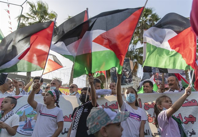 Barn viftar med palestinska flaggor i en demonstration till stöd för Gazas folk i staden Ramallah, Västbanken. Arkivbild.