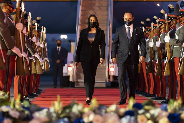 USA:s vicepresident Kamala Harris tas emot av Guatemalas utrikesminister Pedro Brolo vid ankomsten till Guatemala City.