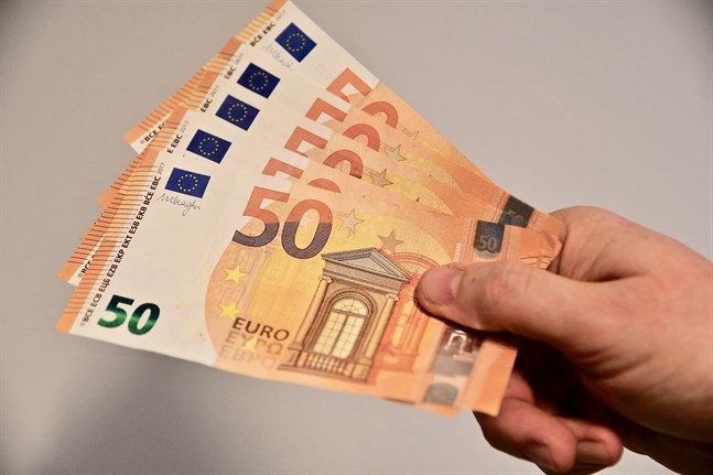 2 000 personer valdes ut till basinkomsttestet. De fick en basinkomst på 560 euro per månad, oavsett position på arbetsmarknaden.