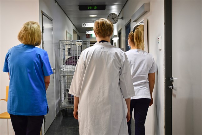 Sjukfrånvaron är högst inom vårdbranschen. Hemvårdare, närvårdare, sjukskötare och hälsovårdare var borta i genomsnitt 21–29 dagar år 2020.
