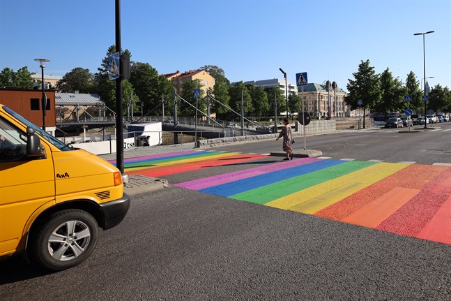 Finlands första Pride-övergångsställe finns på Östra Strandgatan i Åbo.