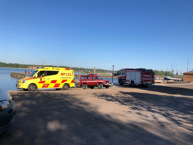 Flera räddningsenheter ryckte ut till strandpromenaden på tisdagen.