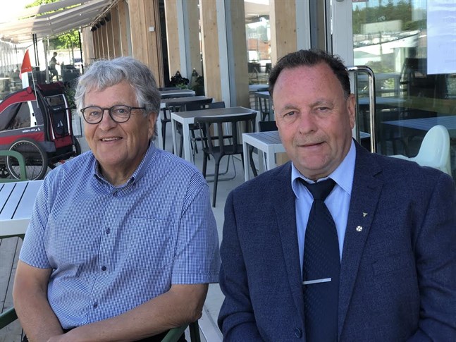 Ingemar Tåg och Mikael Fredman är glada för att arvet av Österbottens företagarförening övergått i en stipendiefond.