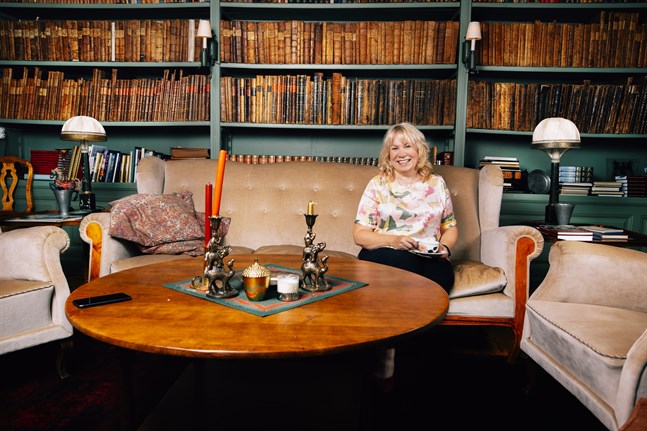 – Här har många före mig suttit, funderat och diskuterat om unga och framtiden, säger Riitta Björkenheim i Orisbergs biblioteket.