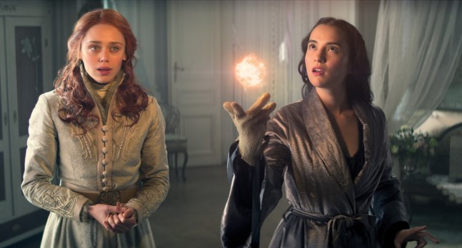 Fantasyberättelsen "Shadow and bone" med Daisy Head och Jessie Mei Li (bilden) får en andra säsong på Netflix. Pressbild.