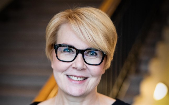 Päivi Anttikoski slutar som Statsrådets kommunikationsdirektör. Hon säger att beslutet inte hänger ihop med uppståndelsen kring statsminister Sanna Marins (SDP) frukostförmån.