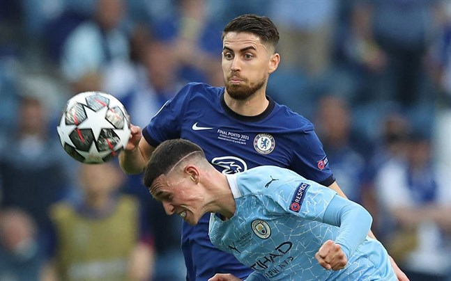 Chelseas mittfältare Jorginho, här i kamp med Manchester Citys Phil Foden i Champions League-finalen, är en av ledarfigurerna i Italiens EM-lag.