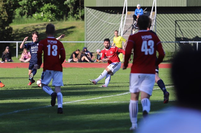 Bekir Kadic höll sig framme flera gånger mot Norrvalla FF, men några mål blev det inte. På bild också Ossian Råtts (13) och Semso Mujkic (43).