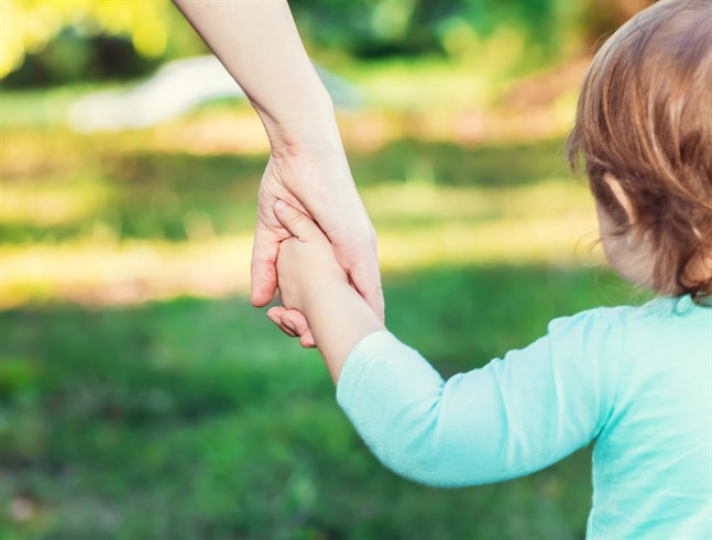 Att gå hand i hand, sitta tätt intill en annan, att krypa upp i en annans famn är de ögonblick som formar oss och ger oss en uppfattning om vem man själv är.