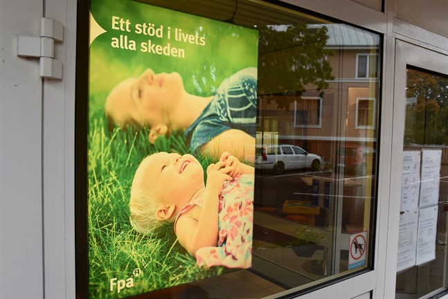 De företagare som har drabbats hårt av coronapandemin kan få arbetsmarknadsstöd till slutet av september, uppger Folkpensionsanstalten.