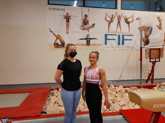 Ida-Marie Jungell och Felicia Vikström vid Fitness Club i Jakobstad.