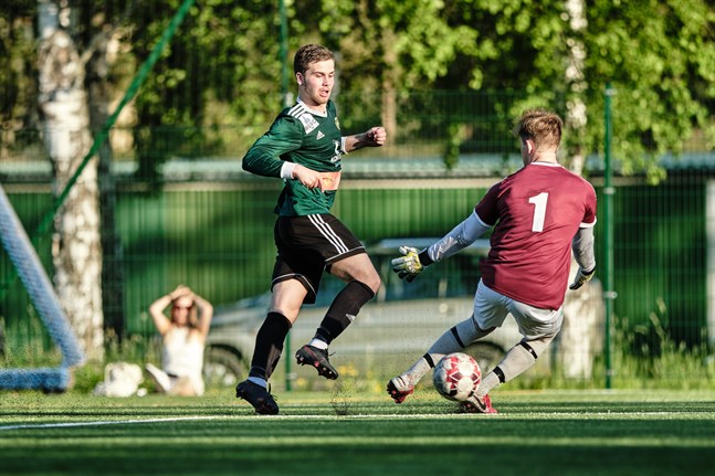 Alexander Kronholm placerade in 2–0-målet bakom Joakim Lönnqvist.