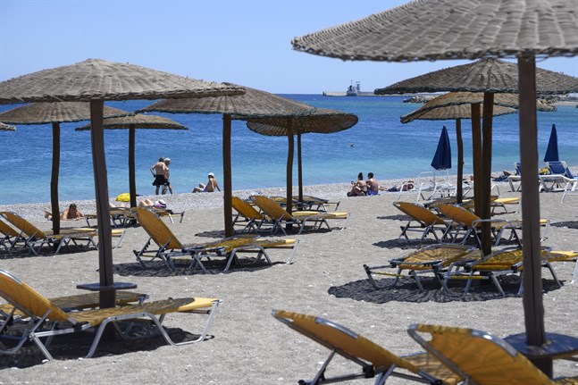 Det så kallade vaccinpasset ska underlätta för resande inom Europa. Bilden är tagen på den grekiska turistön Rhodos – där det än så länge är ganska glest bland de inresta solbadarna.