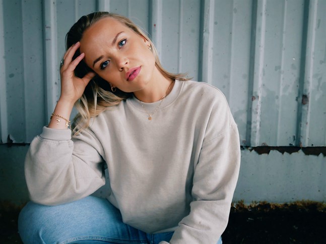 Matilda Ångerman, som ursprungligen kommer från Vasa, trivs i sin nya hemstad, Jakobstad.