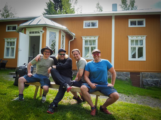 Elias Teriö producent, Reeo Tiiainen klippare, Aki Mikkola fotograf och Juhani Henriksson programledare och producent har spelat in två tv-program om fiske i regionen. Vid Sundholms gård har de haft sin inkvartering de senaste dagarna.