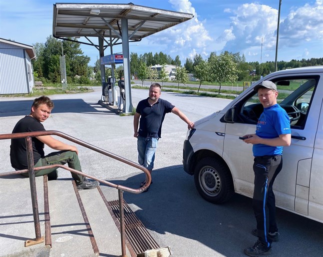 Det är volymerna och storförbrukarna i Munsala som ska borga för ett konkurrenskraftigt bränslepris lovar Tobias Wik, Fredrik Backlund och Göran Holm.