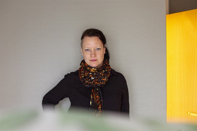 Fotokonstnären Sade Kahra är aktuell med utställning i Vasa. Hon leder också ett samarbetsprojekt vid Novia som går ut på att fyra finländska yrkeshögskolor ska utveckla sina bildkonstutbildningar.