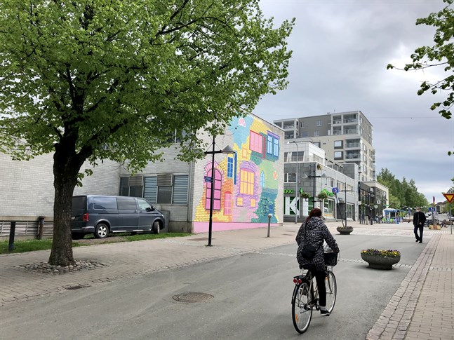 Muralmålning på församlingshusets vägg i Willmanstrand, konstnärer Viivi Kiiskinen och Anni-Sofia Knuuttila.