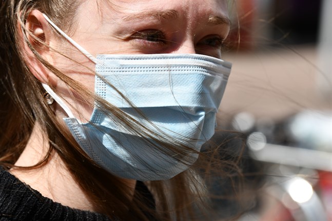 Användningen av munskydd har minskat förekomsten av infektioner i luftvägarna, meddelar Institutet för hälsa och välfärd. Arkivbild.