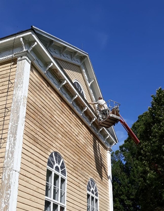 Sixten Ahlsved har i sommar bytt det vanliga vaktmästarjobbet mot målning av Terjärv kyrka.