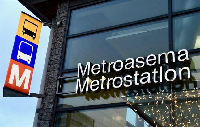 Sannfinländarna har polisanmält Helsingfors stads trafikverk efter måndagens beslut att avlägsna partiets valreklam om bostadsköer på HST:s hållplatser.