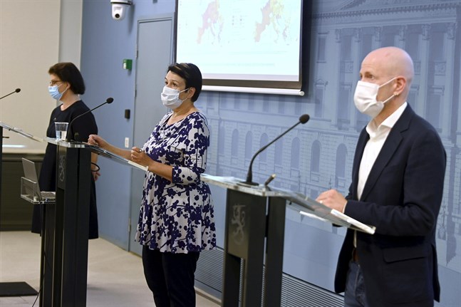 Strategidirektör Liisa-Maria Voipio-Pulkki och kanslichef Kirsi Varhila från Social- och hälsovårdsministeriet och överläkare Otto Helve från Institutet för hälsa och välfärd gav en lägesrapport om coronaepidemin på torsdagen.