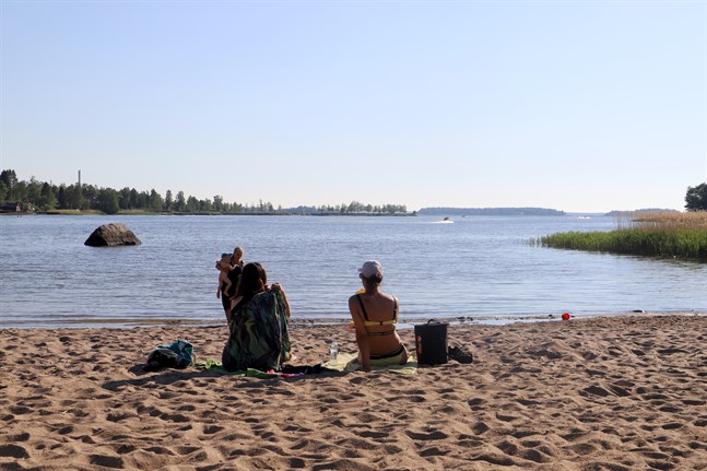Det är tryggt att simma vid Storvikens badstrand, men använd det sunda förnuftet, säger stadens anställda.