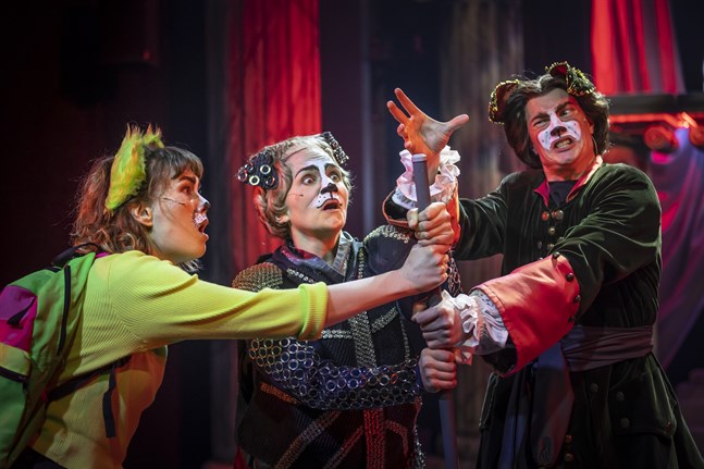 Så här ser det ut när Karleby stadsteater spelar "Koiramäen Suomen historia".