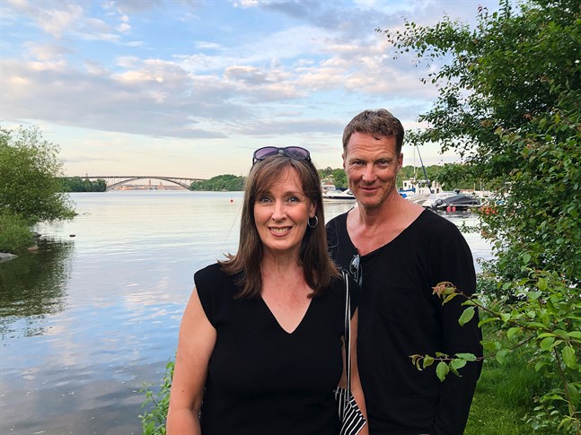 Wivan Nygård-Fagerudd och Johan Fagerudd i Stockholms marina miljö, med Västerbron i bakgrunden.