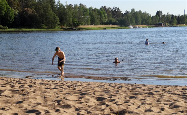 Plask! Marcus och William Borgmästars njuter av sommaren. De leker gladeligen i vattnet och bryr sig inte om ormarna.