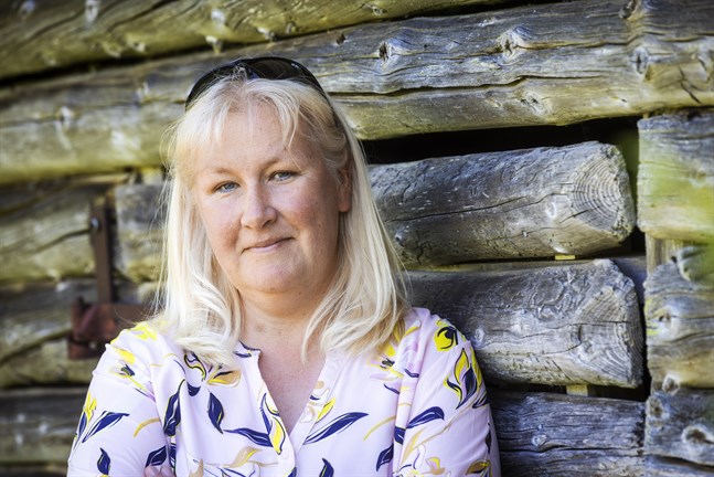 "Jag har alltid älskat att dansa. Visst, jag lyssnar väl på det mesta i musikväg. Men nu när jag släpper egna låtar, är det dansvänligt som gäller" säger Viktoria Sten från Björköby.