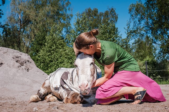 Tessa Turtonen tillsammans med åsnan Ior.
