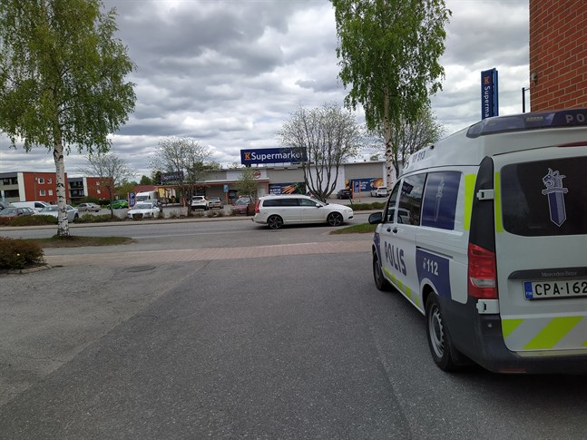 Det är i sig beklämmande och skrämmande att ett ord som blåljussabotage blivit vedertaget. Att kasta föremål på polis som gör sitt jobb som skedde i Vasa och Seinäjoki är oacceptabelt.