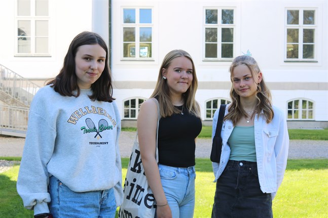Moa Österholm från Kuni, Edith Omars från Smedsby och Ellen Wik från Böle konfirmeras i Korsholms kyrka i augusti.