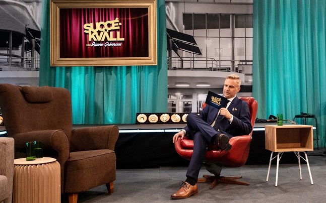 Det känns overkligt att lillkillen från Ekenäs, som inte visste vad han skulle göra efter gymnasiet, för göra talkshow på Yle, säger Janne Grönroos inför premiären.