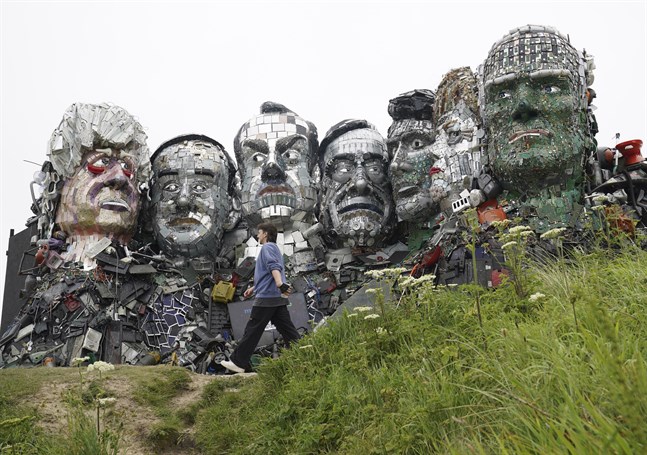Teknikskräp har förvandlats till G7-ledarnas ansikten i "Mount Recyclemore"-skulpturen i Cornwall, där mötet äger rum.