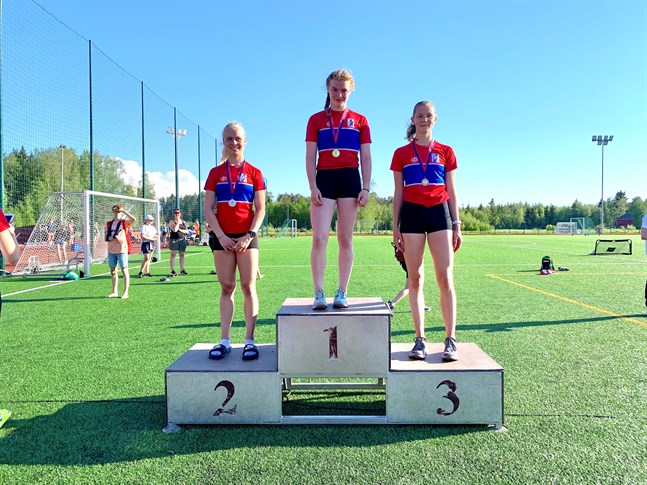 Larsmo IF tog trippelseger på 100 meter för flickor 15. Vann gjorde Alma Byggmästar, tvåa var Vilma Björkskog och trea Josefina Kackur.