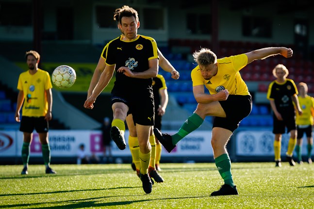 Det är osäkert om det blir division 3-fotboll i Nedervetil sommaren 2022. Bilden är från Kiisto–IK Myran i somras. Myrans Nicholas Enroth hinner inte täcka Lauri Karris skott.