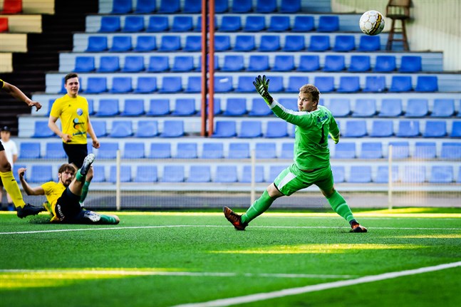 Valter Hassel i Nedervetillagets mål är chanslös när Amadeus Ekman skjuter in matchens första mål.