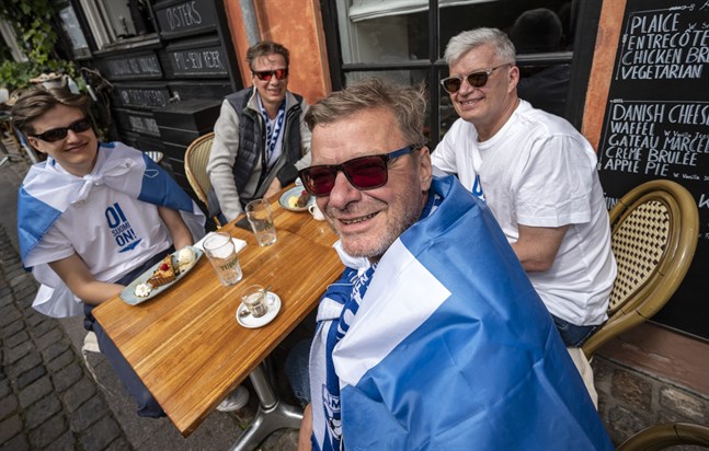 De finländska supportrarna Juha Pulkkinen, Panu Ahvonen, Anssi Ahvonen och Jarmo Pulkkinen får äntligen uppleva ett fotbollsmästerskap för herrar.