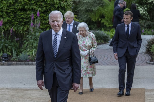 USA:s president Joe Biden tillsammans med Storbritanniens premiärminister Boris Johnson, drottning Elizabeth och Frankrikes president Emmanuel Macron vid G7-mötet i brittiska Cornwall.