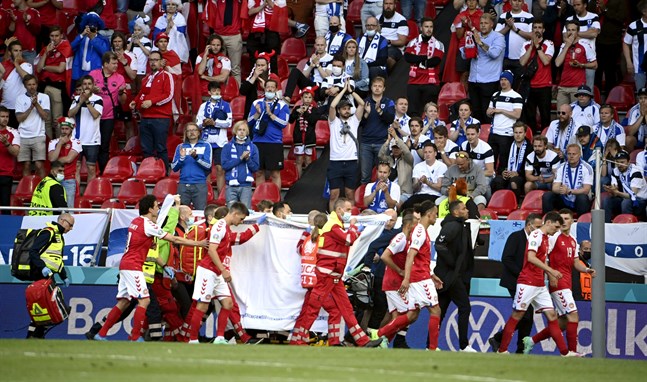 Christian Eriksen fördes av planen på Parken på bår.