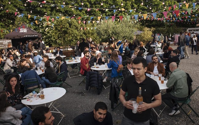 Livet har sakta börjat återgå till en mer normal vardag i Frankrike. Men fortsatt gäller utegångsförbud från klockan 23 i Paris. Bilden är tagen i Paris förra helgen.