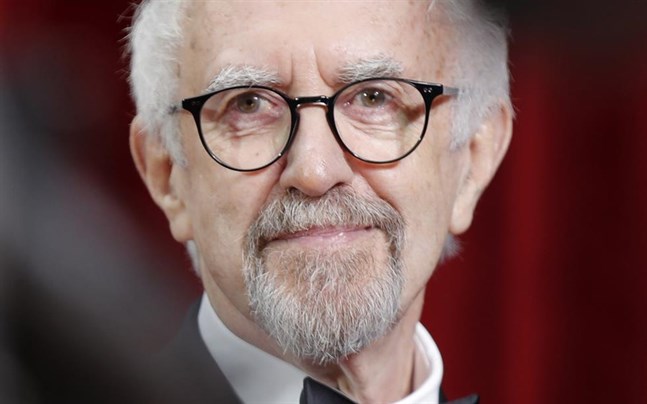 Jonathan Pryce hedars av den brittiska drottningen.