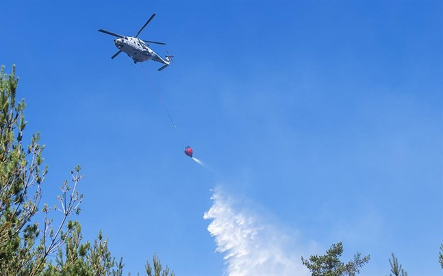 En skogsbrand rasar norr om Mora. Bland annat deltar två helikoptrar i släckningsarbetet. Bilden är tagen när en helikopter vattenbombar en skogsbrand vid ett annat tillfälle.