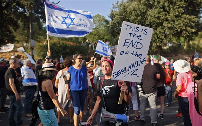 Folk firar efter beskedet att Israels parlament röstat igenom den nya regeringen.